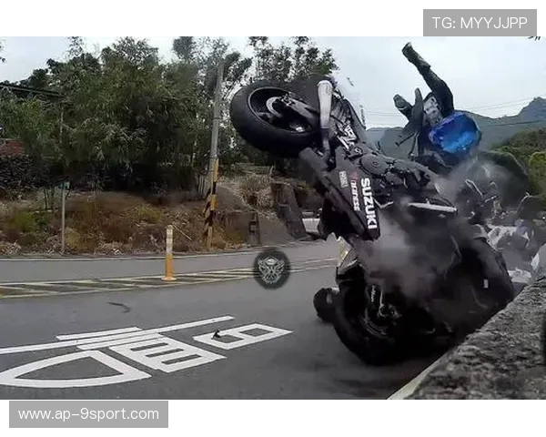摩托车比赛搞笑瞬间：极速飞驰中的意外翻车和爆笑失误大合集